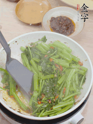 下空心菜炒軟。