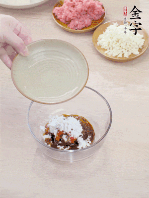 熱油起鍋，五花肉煸出油脂，表面微微發(fā)黃。