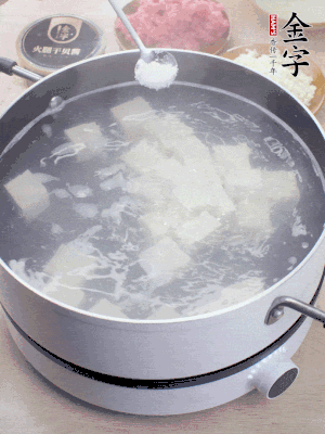 豆腐切成大小均勻正方體，鍋內(nèi)放水，加一點(diǎn)鹽焯水10秒。