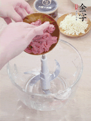 牛肉攪成牛肉泥。