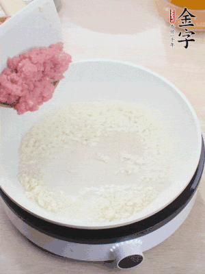 鍋內(nèi)熱油，蒜泥、牛肉泥炒至酥香。