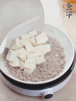 放豆腐翻拌均勻，倒料汁燜煮。