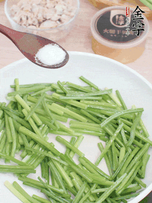 起鍋熱油，下韭菜苔炒至變色。加少許鹽。
