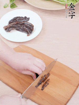 金字醬油肉下鍋煮10分鐘，切薄片。