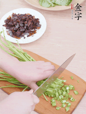 空心菜摘掉葉子，菜梗切成丁。