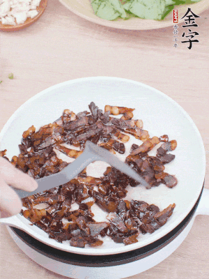 起鍋熱油，煸香醬油肉，撥拉到一邊。