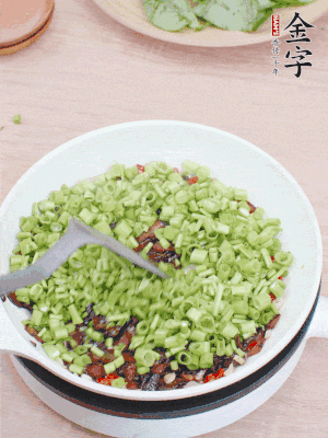 下菜梗翻炒，混合醬油肉。