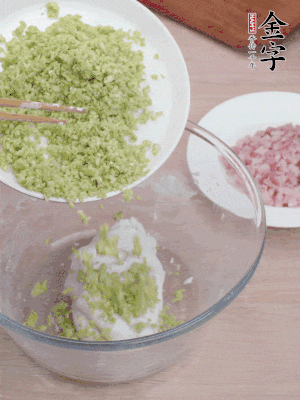 糯米粉邊揉邊加水，成團后揉進蠶豆、咸肉。