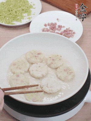 鍋中涼油，慢煎至兩面有脆殼。（油可以多一點）