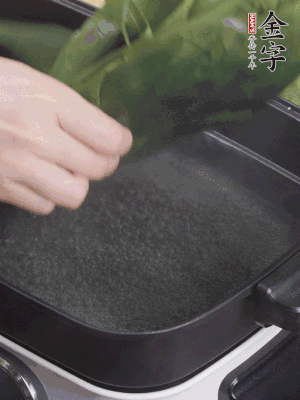 粽葉入沸水煮1分鐘，翻面再煮1分鐘，清洗干凈加水浸泡。