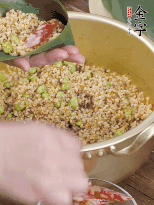 兩片粽葉1/2處葉尾相疊，中間卷成圓錐后裝入餡料。
