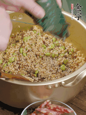 再附一張粽子，一齊向后折疊，線繩捆綁。