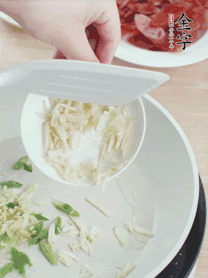 油4成熱，下蔥姜蒜、干辣椒、花椒煸出香味。