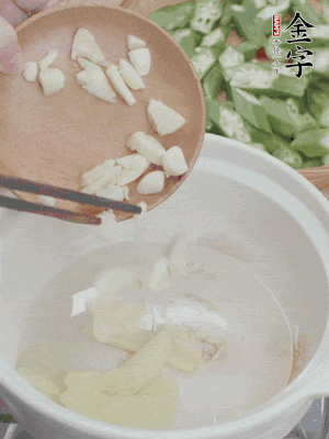 砂煲熱油，姜蒜、辣椒煸香。