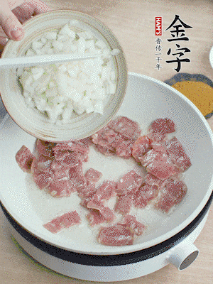 依次下洋蔥、紅菜椒、豌豆粒、玉米粒翻炒均勻。