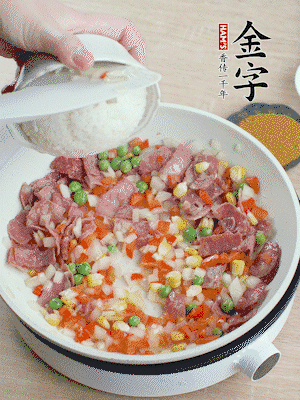 放米飯炒至顆粒分明。