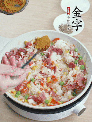 1勺咖喱粉、1/2勺鹽，少許黑胡椒碎炒均。