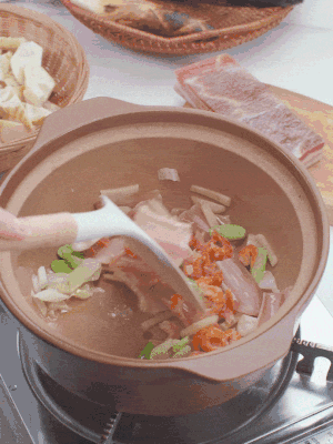砂鍋中倒入油，放入姜片、蔥段、咸肉、海米炒出香味。