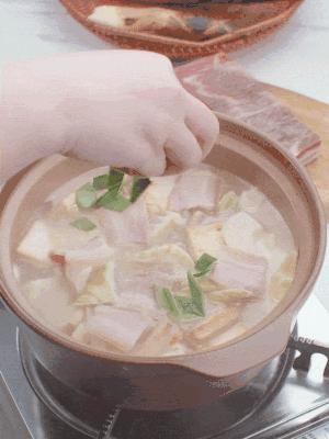 一小撮鹽、糖、雞精調(diào)味，最后撒點蒜葉點綴。