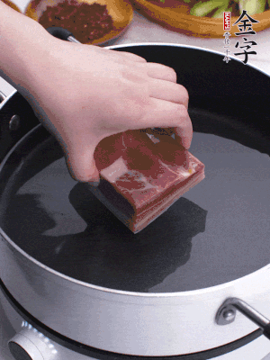 金字淡咸肉冷水入鍋煮15分鐘。