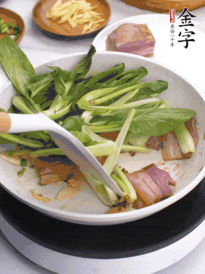 下小青菜翻炒，菜梆子變軟時，撒一點鹽、雞精調味。