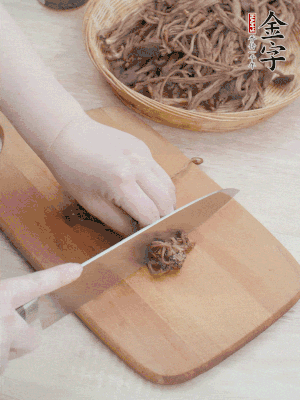 干茶樹菇浸泡過夜，去老根焯水，擠干水份。