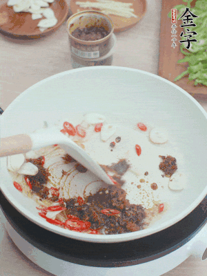 熱鍋涼油，姜蒜、辣椒、金字火腿xo醬炒香。