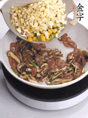 鍋里熱油，爆香蔥白，下香腸片炒至微微出油，加時(shí)蔬粒、香菇粒、春筍粒翻炒均勻。