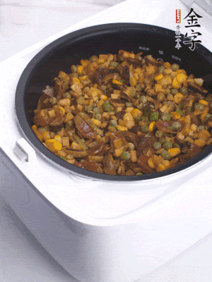 電飯煲按煮飯鍵，出鍋撒蔥花。