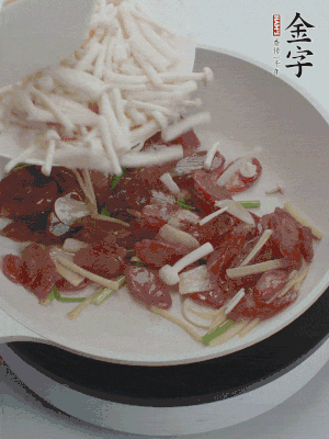放白玉菇、青紅辣椒、雞蛋。