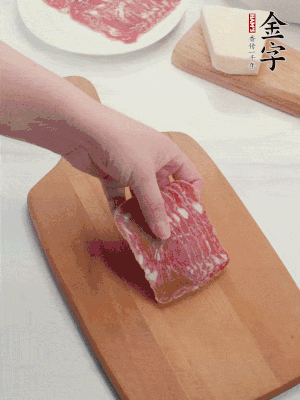 金字培根火腿改刀切小片；白洋蔥切??；新鮮豌豆剝殼。