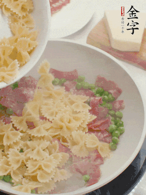 1小勺鹽調(diào)味，混合一起燉煮一下。