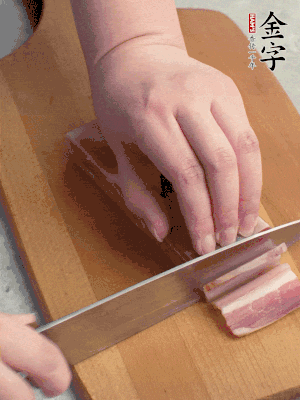 百合切去頭尾，分開(kāi)洗凈;咸肉切薄片。