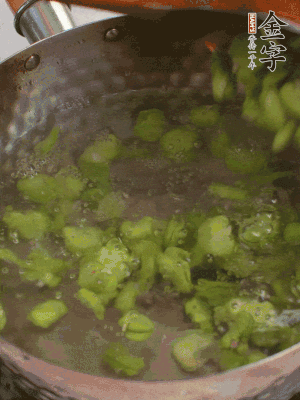 鍋中水沸，放一撮鹽，下蠶豆豆瓣焯3分鐘，下百合，3秒撈出，一起撈出瀝水。