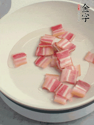 鍋中少許油，金字淡咸肉煸香。