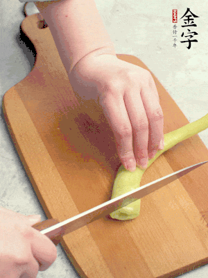 蔥切段，姜切絲，辣椒斜切成塊。