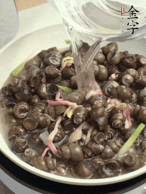 倒處理干凈的螺螄翻炒，加3勺料酒。加清水蓋過螺螄，中火蓋蓋煮5分鐘。