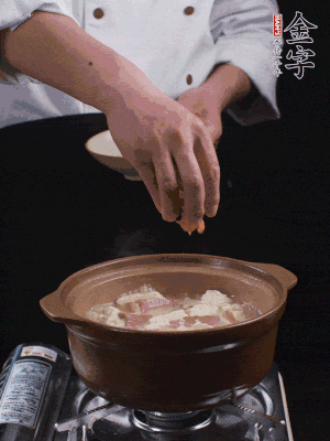 下蝦仁干，煮5分鐘。撒蒜葉，煮1分鐘。