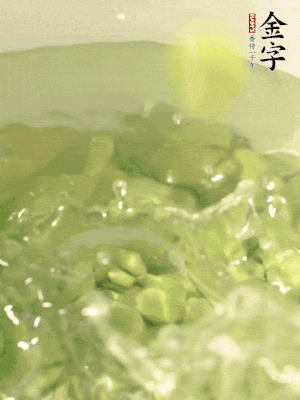 新鮮蠶豆熱水焯水30秒，然后浸入涼水。
