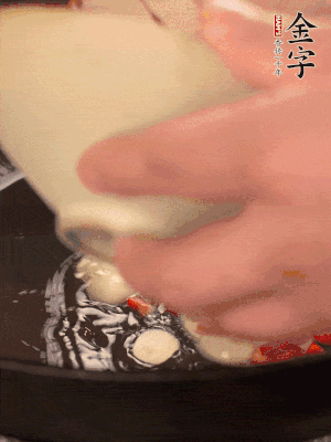 豬油潤鍋，下辣椒、大蒜、火腿片煸香。