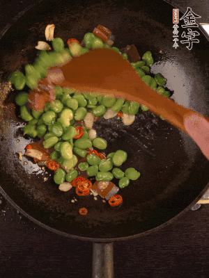 再下蠶豆煸炒，加1勺料酒調(diào)味。
