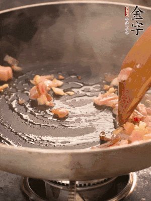 熱油爆香大蒜粒，煸香咸肉丁，淋一勺黃酒調(diào)味。