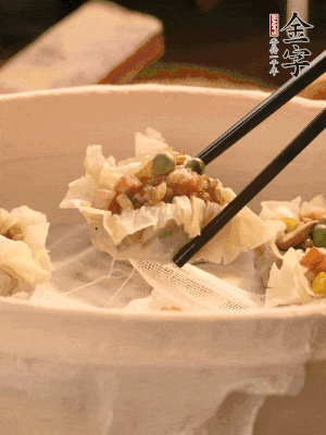 包好的燒賣(mài)放在蒸籠上，水開(kāi)后蒸8分鐘左右。