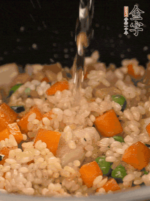 把食材轉(zhuǎn)移到電飯鍋中，倒入點(diǎn)清水，正常煮飯。