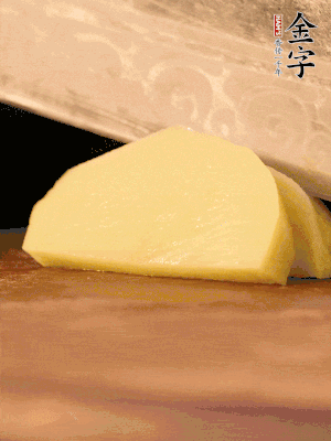 土豆去皮切丁。水開后，放入鍋中煮2-3分鐘，撈出瀝干水分。