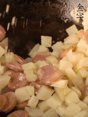 再放烤腸片煎熟。撒點鹽、孜然粉、辣椒面。
