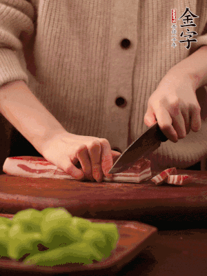 金字淡咸肉切片，冷水入鍋，加姜片、料酒略焯水。同步，五花肉切塊焯水。