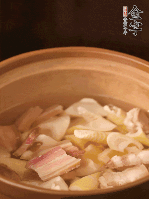 春筍、咸肉、咸肉一起入砂鍋，加姜片、料酒、清水大火煮沸到湯色變白。轉(zhuǎn)小火慢篤半小時。