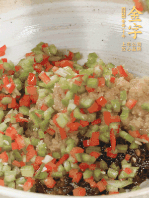 XO醬、蒜蓉醬、青紅椒粒攪拌成醬料。