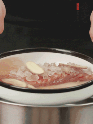 置于盤中，加冰糖100g、黃酒100g、水200g，上鍋蒸20分鐘。